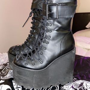 Brand new still in box Current Mood Traitor Boots